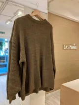 Sweater tejido color verde militar, de manga larga con puños ajustados.