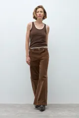 Pantalon de tiro medio y corte wide leg, confeccionado en pana color tostado. Presenta costuras verticales decorativas en el frente y bolsillos laterales.