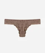 Bombacha tipo hilo dental de Lov, confeccionada en encaje floral celeste, con lateral mediano, pequeño lazo decorativo y aplique metálico en la cintura.