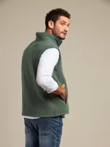 Chaleco verde musgo de micropolar con cierre frontal y bolsillos laterales.