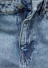 Jeans de tiro medio y corte recto en denim de algodón celeste claro, con diseño crop y bajo deshilachado.