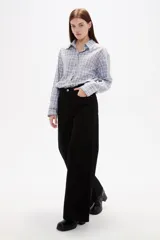 Pantalon de jean negro de corte ancho y tiro alto, con cierre frontal y bolsillos laterales.