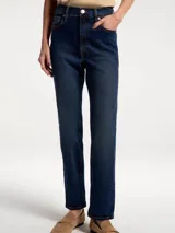 Pantalón de jean corte slim con cintura media, en color azul oscuro con costuras a tono.