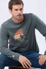 Remera de manga larga y cuello redondo en color gris oscuro, con estampado frontal que incluye un diseño de montaña y la frase 'Life is better with mountain climbing'.