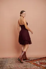 Vestido corto color vino de seda con escote corazón, breteles finos y falda con volados.