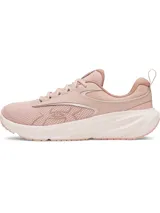 Championes de running Under Armour Surge 5 color rosado, con parte superior de malla transpirable, suela amortiguada y logo de la marca en el lateral.