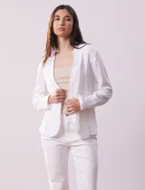 Chaqueta de algodón color azul marino, de manga larga, con bolsillos delanteros simulados y terminaciones desflecadas.