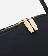 Cartera negra tipo bandolera, con correa larga regulable, cierre superior con cremallera dorada y tirador de cuero.