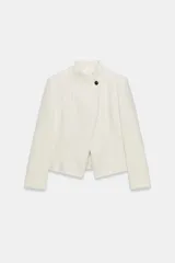 Blazer de cuello alto confeccionada en mezcla de algodón con textura tipo tweed. Presenta un diseño con acabados desflecados, cierre frontal con un solo botón y bajo con detalle peplum.