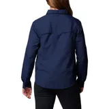 Camisa de manga larga Columbia modelo Silver Ridge 3.0, color azul marino. Presenta cuello clásico, cierre frontal con botones, bolsillos en el pecho y mangas enrollables con lengüetas de ajuste.