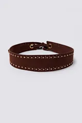 Faja ancha de gamuza color tostado, con detalle de tachas metálicas doradas dispuestas en dos líneas horizontales y bordes calados.