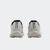 Championes de trail running Norda modelo 002, color gris claro con detalles en negro. Confeccionados con fibra Dyneema® resistente y ligera, cuentan con entresuela Norda® x Vibram® SLE y suela Formation con tecnología Litebase® y caucho Megagrip® para mayor tracción.