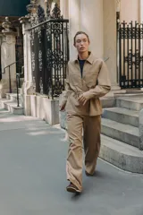 Pantalón de tiro alto con corte wide leg, elástico en la espalda y cordón ajustable en la cintura. Cuenta con bolsillos laterales y falsos bolsillos de vivo en la parte trasera.