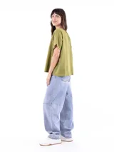 Blusa lila de corte holgado con cuello en V y mangas cortas.