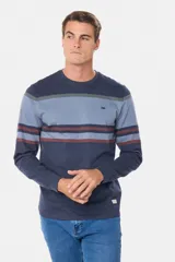 Remera de manga larga con diseño de rayas horizontales en tonos azules, grises y bordó. Presenta cuello redondo y un pequeño logo bordado en el pecho.