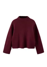 Sweater de punto color bordó, con cuello alto, mangas largas y diseño holgado.