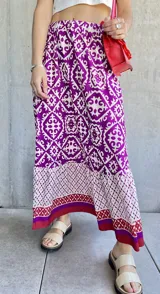Falda larga estampada con motivos geométricos en color magenta y blanco.