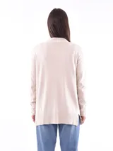 Saco gris melange de tejido de punto, sin cierre, con cuello en V y bolsillos frontales.