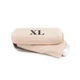 Estuche rígido rectangular color beige con cierre perimetral y logo XL estampado en negro en la parte frontal.