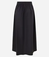 Pollera midi evasé color negro confeccionada en tricolina de algodón sostenible con elástico en la cintura y textura empapelada.