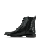 Botines acordonados de cuero negro con textura efecto croco y acabado charol, con taco bajo y cierre lateral interno.