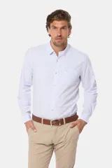 Camisa celeste a rayas verticales, de manga larga con opción de enrollar, corte slim fit, con bolsillo en el pecho y confeccionada en algodón.