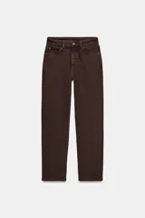 Jeans de tiro alto con corte mom fit, cinco bolsillos y cierre frontal con cremallera y botón.