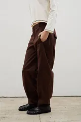 Pantalón de gabardina con corte barrel, diseño holgado y tiro medio. Cuenta con cierre frontal y bolsillos laterales.