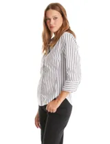 Camisa entallada de algodón con estampado de rayas verticales en tonos blanco y gris. Presenta cuello con solapa, escote en V, cierre frontal con botones y mangas tres cuartos con puños anchos. El diseño incluye paneles laterales elastizados para un ajuste flexible y ruedo redondeado.