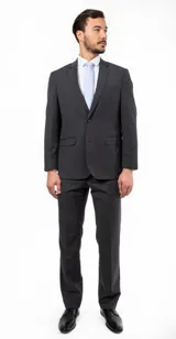 Traje completo de corte clásico compuesto por saco de dos botones y pantalón de vestir a juego. El saco presenta solapas de muesca, bolsillos con solapa y un diseño estructurado. Confeccionado en tejido twill de poliéster y viscosa.