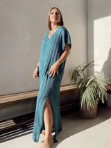 Vestido midi de tejido calado en color beige, con escote en V, mangas cortas y silueta holgada.