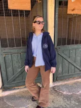 Campera polar azul marino con cierre frontal y cuello alto. Cuenta con el logo bordado de Criollos en el pecho.