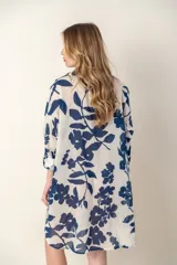 Camisa larga con estampado multicolor, cuello en V y mangas largas.