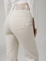 Pantalón de jean color crudo, de corte recto, con diseño de bloques de distintos tonos.