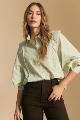 Pantalón negro de tiro alto y fit recto, confeccionado en algodón con elastano.