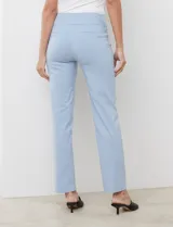 Pantalón de gabardina elastizada celeste, marca Zac & Rachel. Modelo recto con pretina ancha con faja interna modeladora, largo de pierna y costura frontal pespunteada.