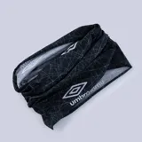 Cuello multifuncional Umbro negro con estampado de líneas geométricas blancas y logo de la marca.