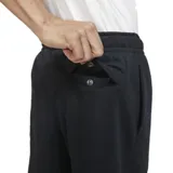 Pantalón de jogging Nike Sportswear Club Fleece, color azul marino, con cintura elástica, puños acanalados en los tobillos y logo de la marca bordado en blanco en la pierna izquierda.