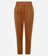 Pantalón carrot color marrón de gamuza sintética, con cintura alta, corte tapered y bolsillos laterales.