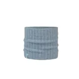 Cuello de punto acanalado en color celeste, con diseño tubular y etiqueta de la marca en el borde inferior.