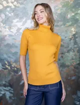 Polera amarilla de tejido acanalado, con cuello alto y mangas cortas.