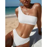 Conjunto de bikini texturado color tostado, compuesto por un top de un solo hombro y bombacha vedetina tiro medio.