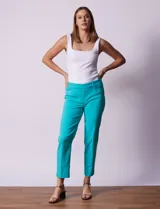 Pantalón verde esmeralda de gabardina elastizada, marca Zac & Rachel, de corte recto con pretina ancha pespunteada y largo al tobillo. Presenta bolsillos simulados.