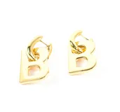Par de aros colgantes dorados con forma de letra B.