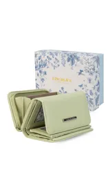 Billetera mediana de símil cuero color azul, con cierre a presión y compartimento posterior con cierre. Incluye múltiples tarjeteros, visores y divisiones internas para billetes.