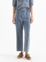 Pantalón de corte recto confeccionado en denim celeste liviano, con detalles de alforzas verticales en el frente y bolsillos plaqué en la parte posterior.