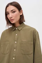 Sobrecamisa de algodón color marrón, con cuello solapa, cierre frontal de botones y bolsillos frontales en el pecho.