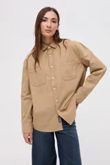 Sobrecamisa de algodón color marrón, con cuello solapa, cierre frontal de botones y bolsillos frontales en el pecho.