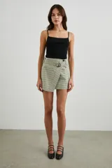 Minifalda a cuadros color verde y blanco, con cinturón ajustable.