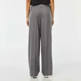 Pantalón gris de vestir, de corte ancho y tiro alto, con pinzas en la cintura y bolsillos laterales.